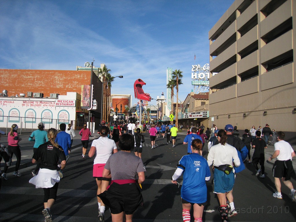 Las Vegas 2010 - Marathon 0671.JPG - The 2010 Las Vegas Fire - Ice and Sweat Tour. Half Marathon, Red Rock Canyon, Casinos, Valley of Fire.... and buffets!